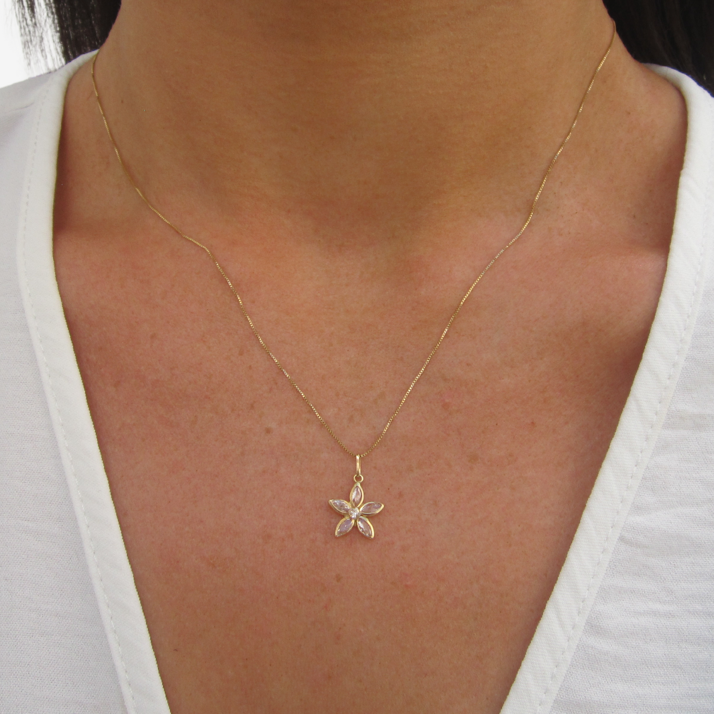 Daisy Flower Signature Zirconia Pendant in 18k Yellow Gold