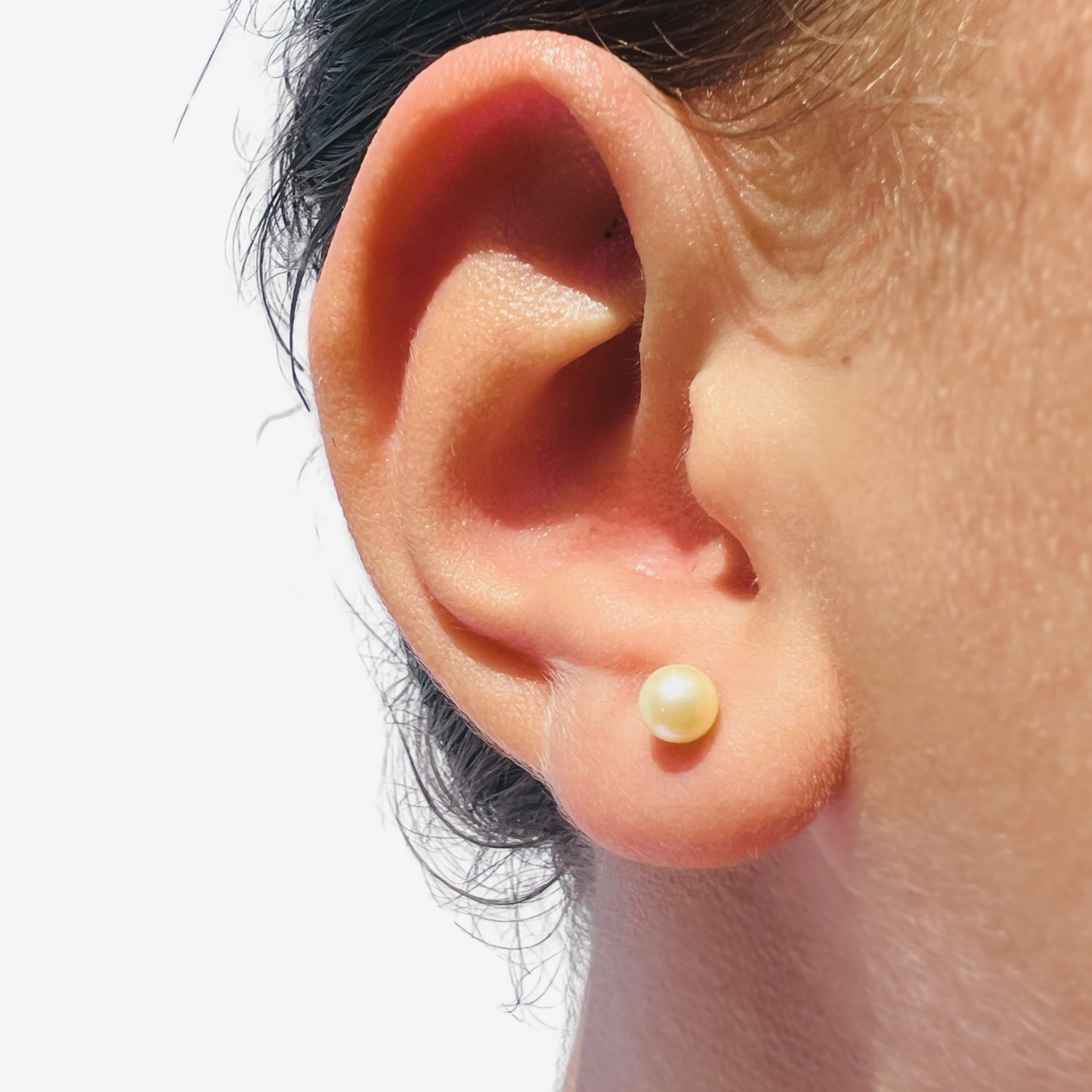 Natural Pearl stud earring 18ct Yellow Gold 4mm