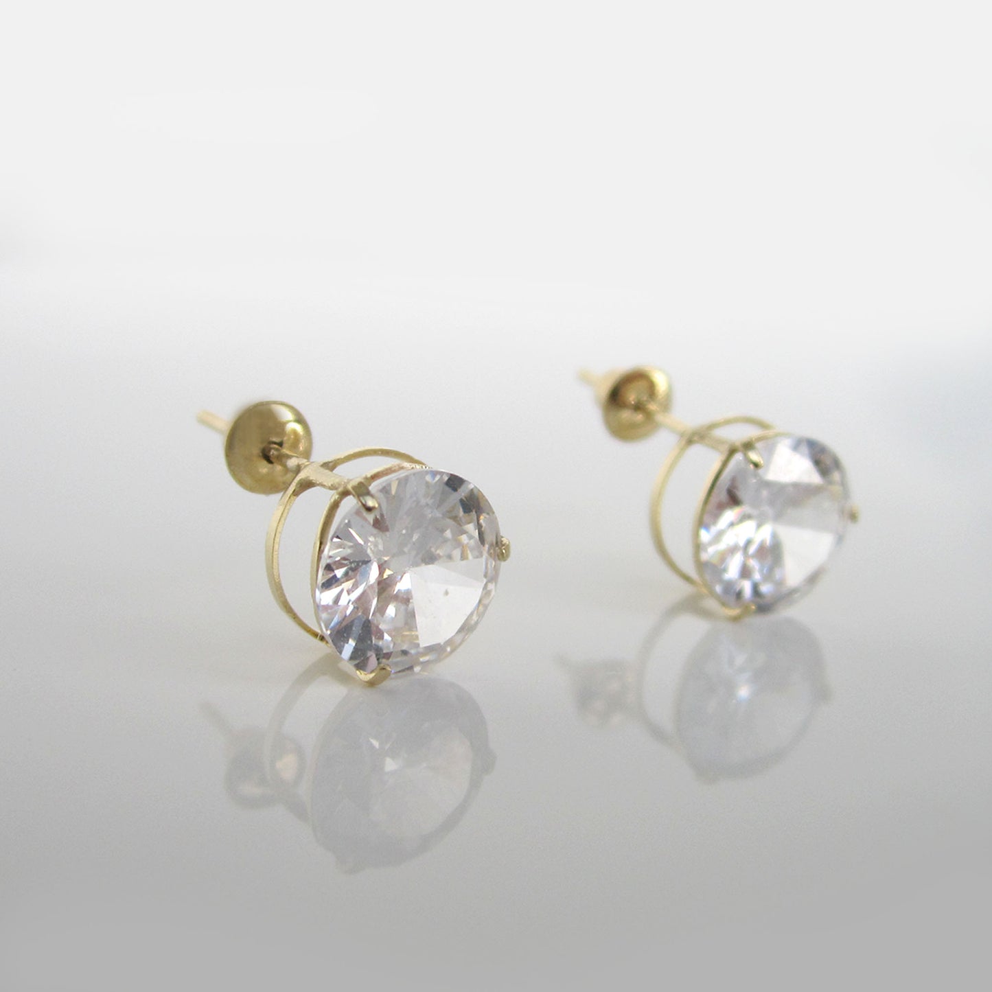 Solitaire Round signature zirconia pendant and earring set bundle in 18k Yellow Gold